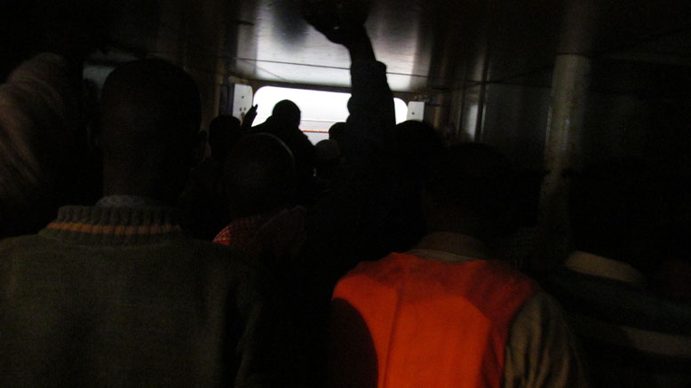 hasta para cam,biar de barco hubo palos....no me hubiese imaginado una evacuación de emergencia